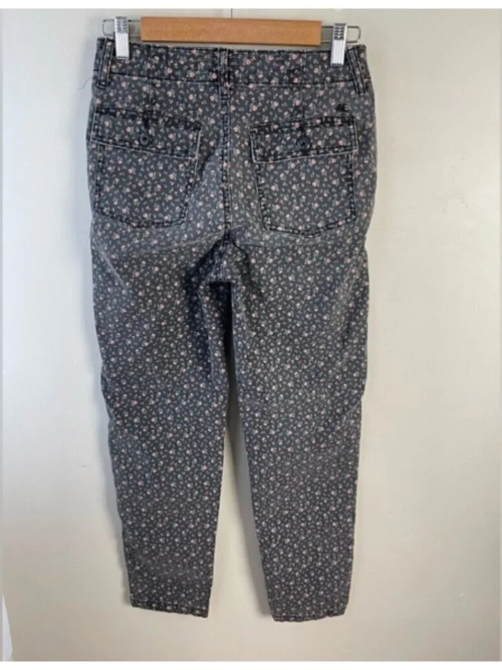 American Eagle high rise floral cargo grey pink pants size 0 Cottagecore Boho